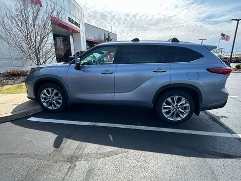 Used 2023 Toyota Highlander Limited image 4