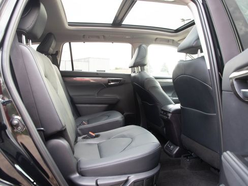 Used 2026 Toyota Highlander Platinum AWD/4WD image 14