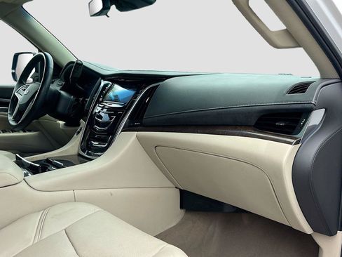 Used 2018 Cadillac Escalade Luxury RWD image 32