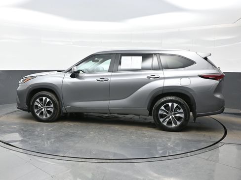 Used 2025 Toyota Highlander XLE image 3