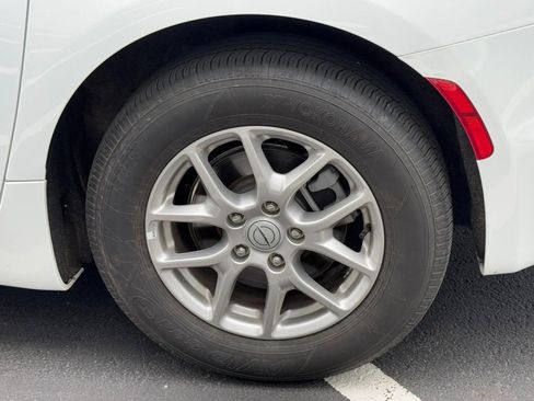 Used 2025 Chrysler Pacifica Select image 10