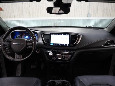 Used 2021 Chrysler Pacifica Touring-L w/ Uconnect Theater Family Group image 17