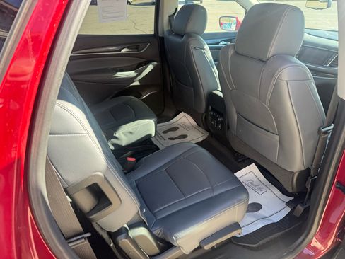 Used 2018 Buick Enclave Essence image 13