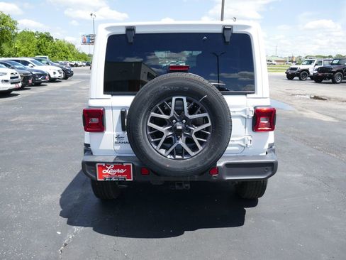 New 2026 Jeep Wrangler Unlimited Sahara AWD/4WD image 4