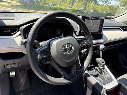 Used 2025 Toyota RAV4 XLE FWD image 9