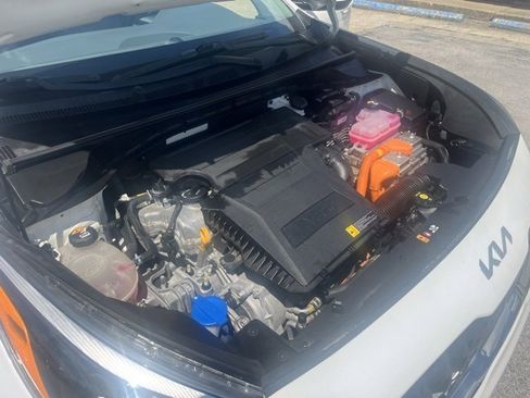 Used 2022 Kia Niro LX image 11
