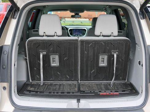 Used 2023 GMC Acadia SLE w/ Driver Convenience Package image 9