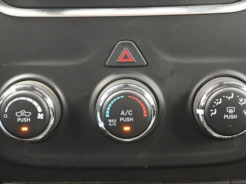 Used 2022 RAM 1500 Classic SLT AWD/4WD image 17