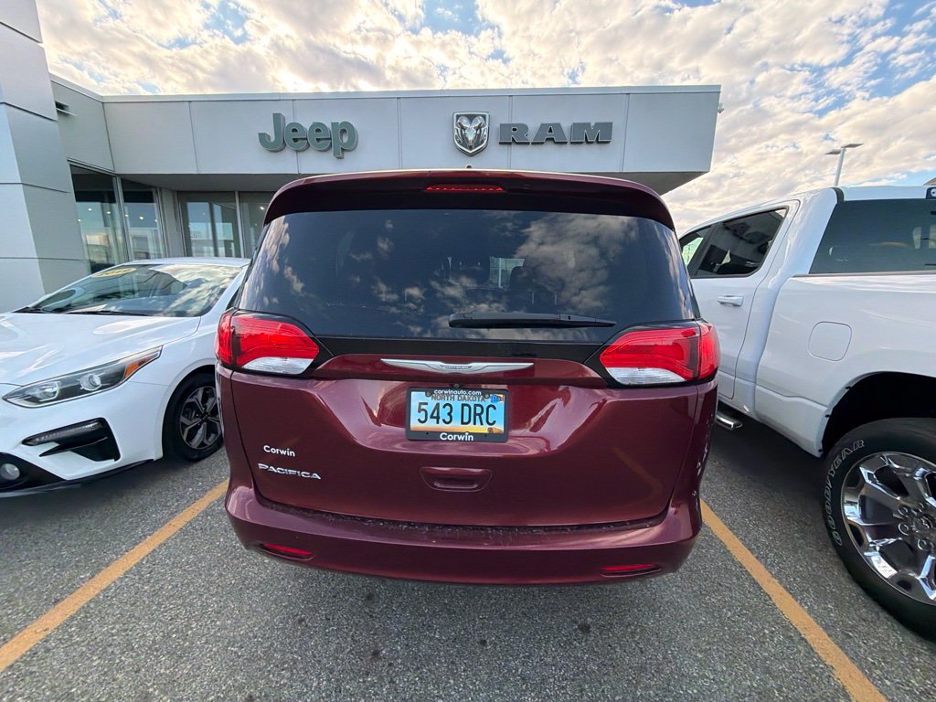 Used 2017 Chrysler Pacifica Touring w/ Tire & Wheel Group FWD image 4