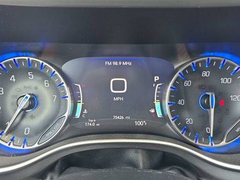 Used 2023 Chrysler Pacifica Touring-L FWD image 22