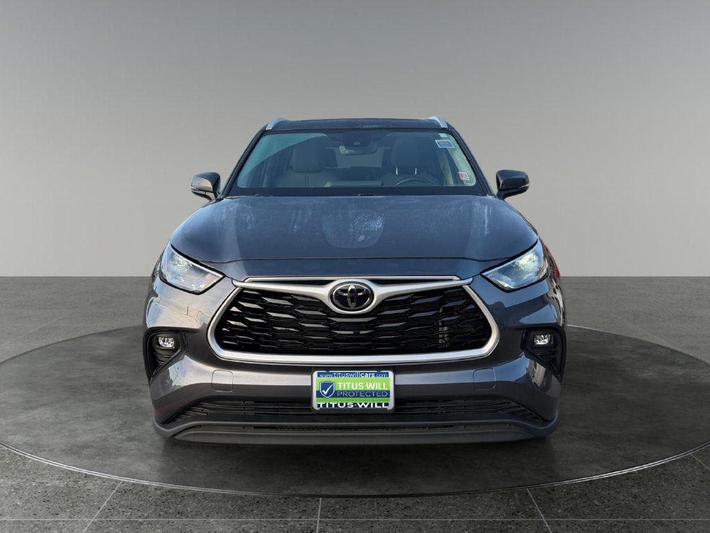 Used 2023 Toyota Highlander XLE AWD/4WD image 2