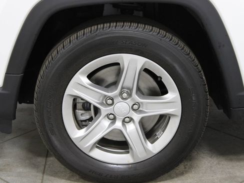 Used 2024 Jeep Compass Latitude image 16