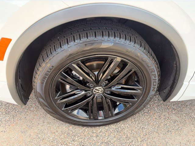 Used 2022 Volkswagen Tiguan SE R-Line AWD/4WD image 11