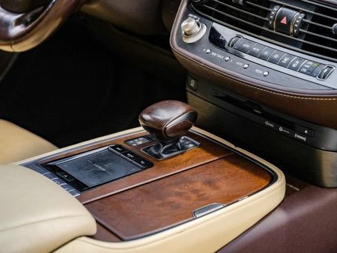 Used 2018 Lexus LS 500 w/ Accessory Package (Z1) RWD image 29