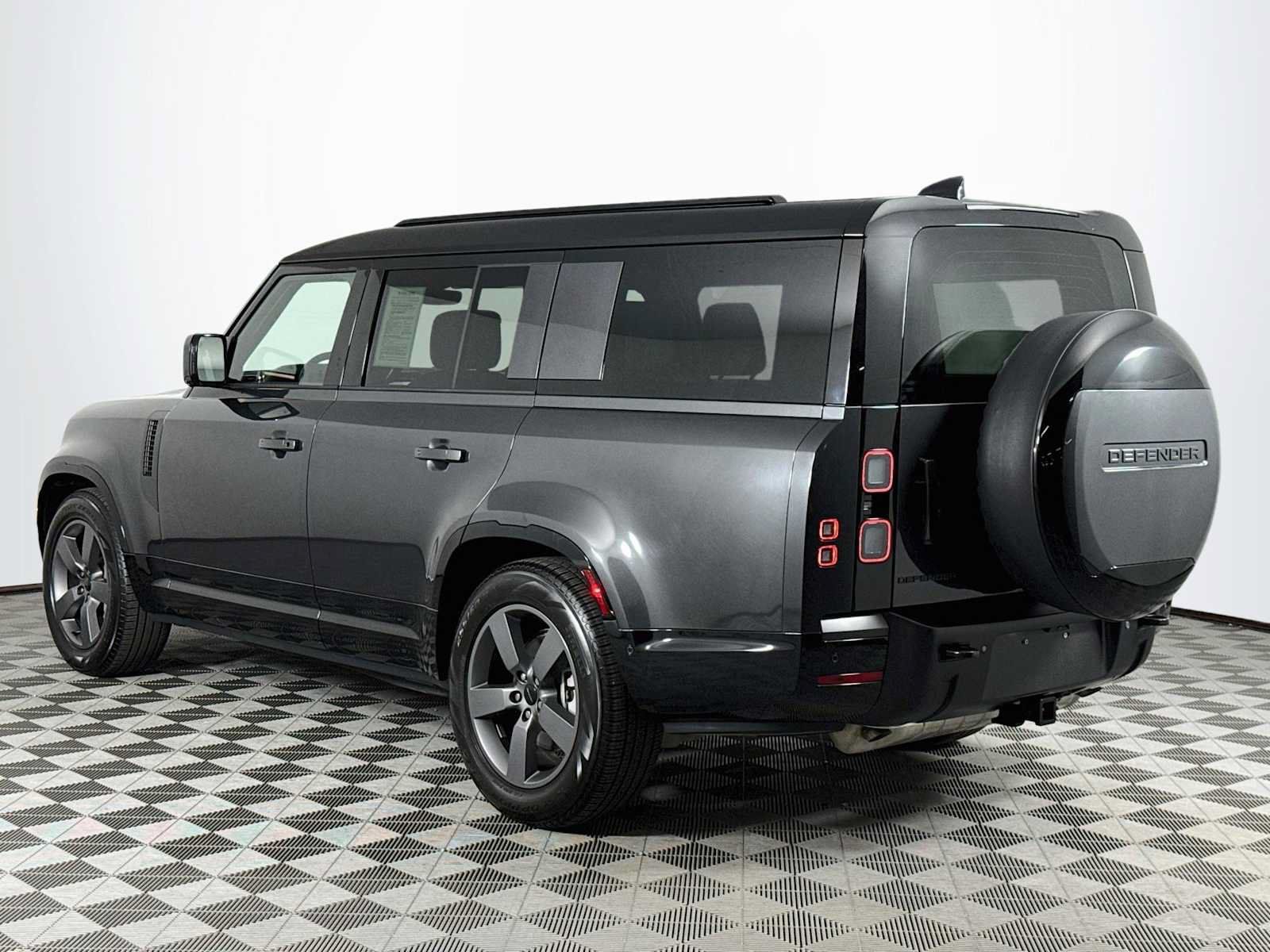 Used 2026 Land Rover Defender 130 X-Dynamic SE AWD/4WD image 7