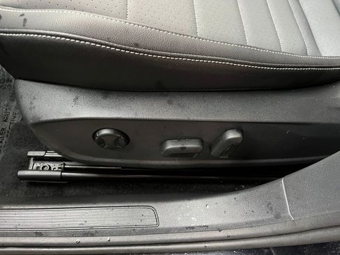 Used 2025 Volkswagen Jetta SE image 23