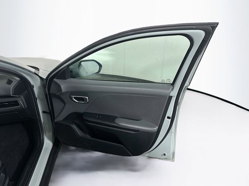 Used 2025 Kia K4 LXS image 32