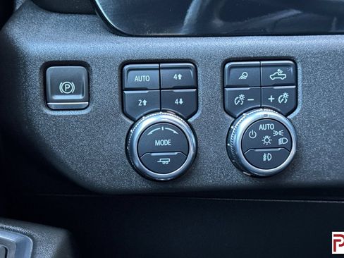 Used 2024 GMC Sierra 3500 SLT w/ SLT Convenience Package AWD/4WD image 32