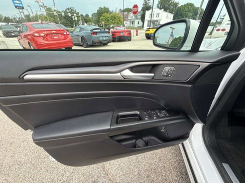 Used 2019 Ford Fusion Energi Titanium FWD image 21