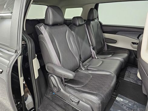 Used 2024 Kia Carnival LX image 20