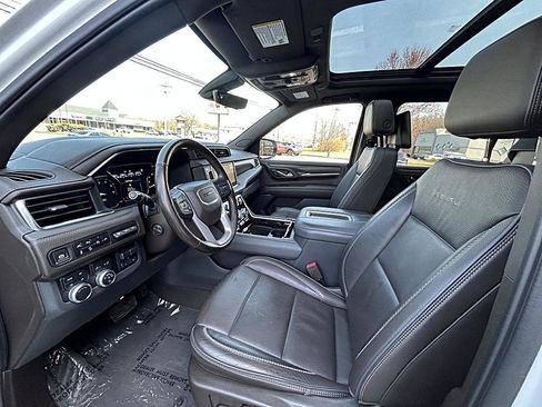 Used 2021 GMC Yukon XL Denali w/ Denali Premium Package image 7