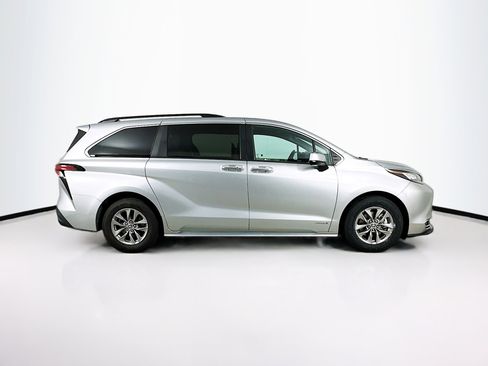 Used 2021 Toyota Sienna XLE image 10