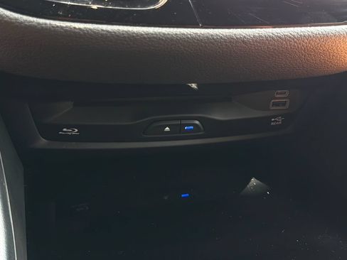 Used 2023 Chrysler Pacifica Pinnacle FWD image 32