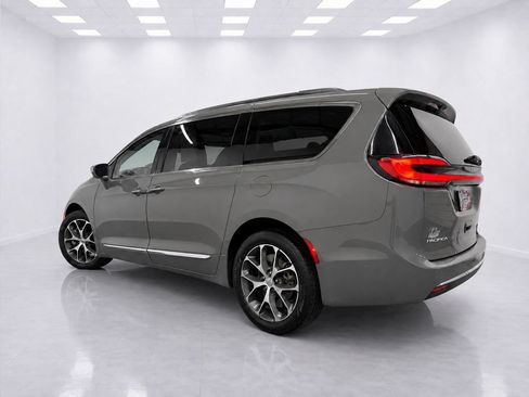 Used 2021 Chrysler Pacifica Limited w/ Uconnect Theater Family Group AWD/4WD image 4