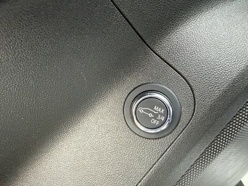 Used 2022 GMC Acadia SLE w/ Driver Convenience Package image 32