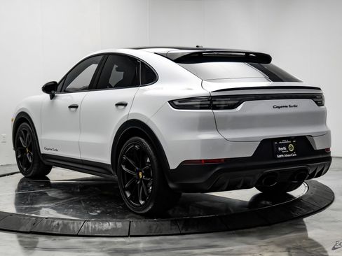 Used 2022 Porsche Cayenne Turbo image 9