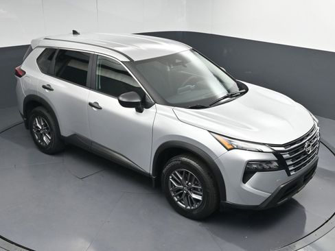 Used 2025 Nissan Rogue S image 29