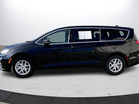 Certified 2024 Chrysler Pacifica Touring-L image 6