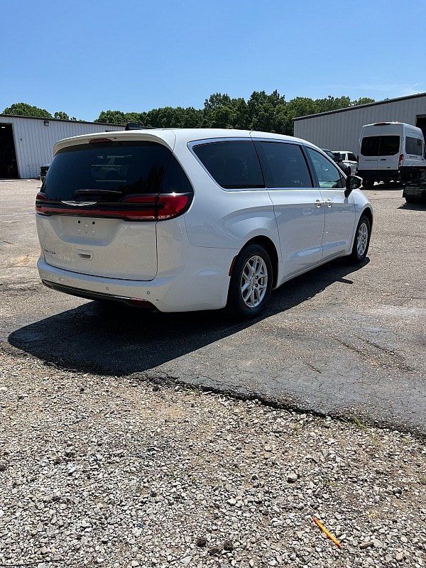 Used 2023 Chrysler Pacifica Touring-L FWD image 6