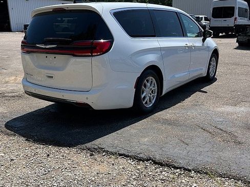 Used 2023 Chrysler Pacifica Touring-L FWD image 6