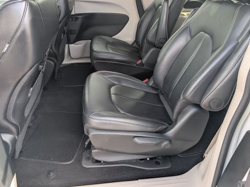 Used 2024 Chrysler Pacifica Limited FWD image 29