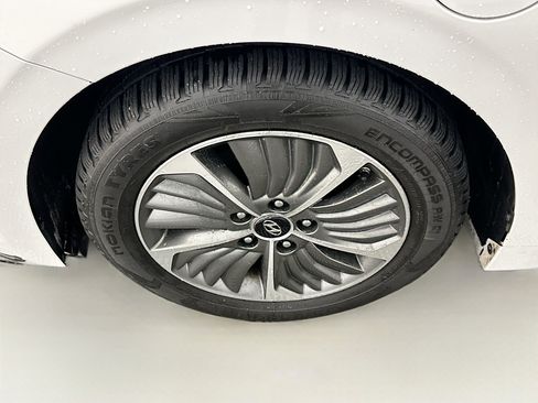 Used 2020 Hyundai Ioniq SEL image 11