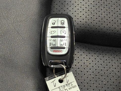 Used 2025 Chrysler Pacifica Select FWD image 13