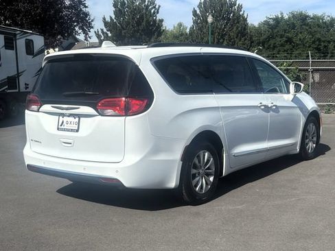 Used 2017 Chrysler Pacifica Touring-L FWD image 3