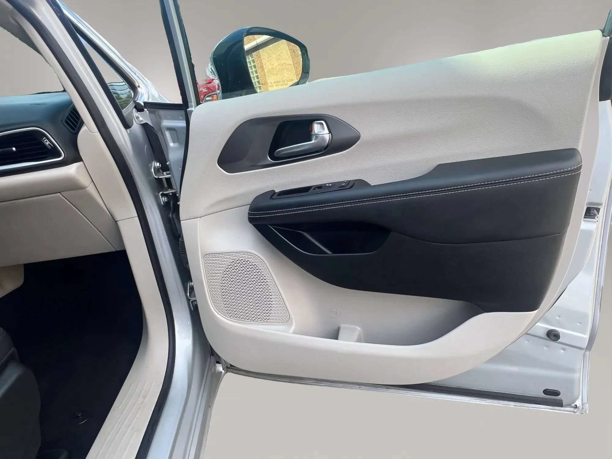 Used 2024 Chrysler Pacifica Touring-L FWD image 31
