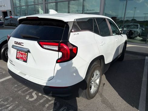 Used 2024 GMC Terrain SLE FWD image 4