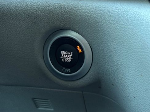 Used 2024 Chrysler Pacifica Touring-L image 27