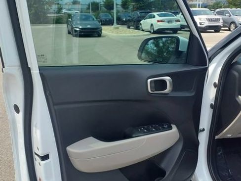 Certified 2025 Hyundai Venue SEL FWD image 17