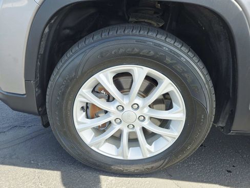 Used 2019 Jeep Cherokee Latitude Plus image 18