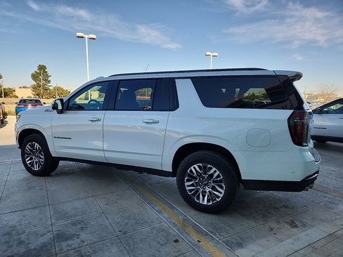 Used 2025 Chevrolet Suburban Z71 image 4