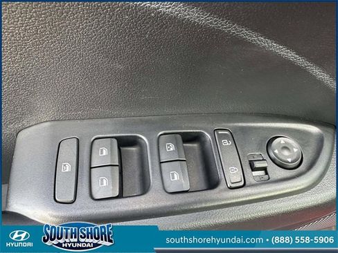 Certified 2023 Hyundai Venue SEL w/ Cargo Package image 18