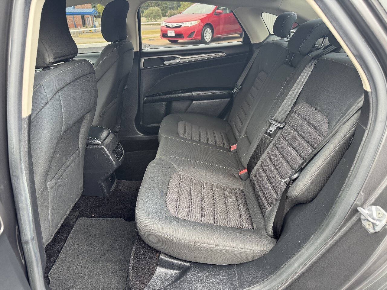 Used 2017 Ford Fusion SE w/ Fusion SE Technology Package FWD image 18