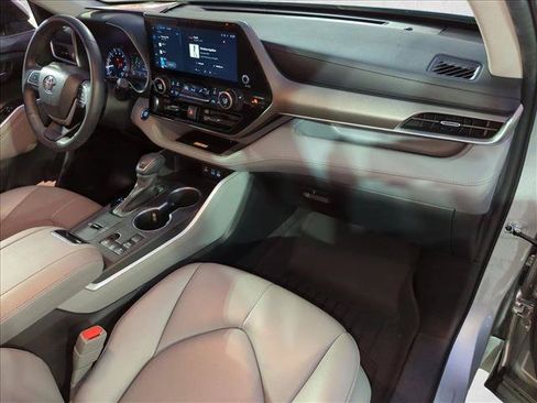 Used 2023 Toyota Highlander XLE FWD image 23