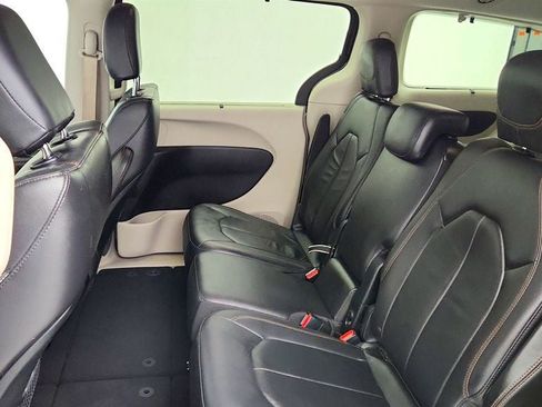 Used 2017 Chrysler Pacifica Touring-L FWD image 19