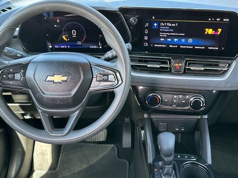 Used 2025 Chevrolet TrailBlazer LT AWD/4WD image 14