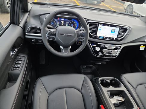 New 2026 Chrysler Voyager LX image 8